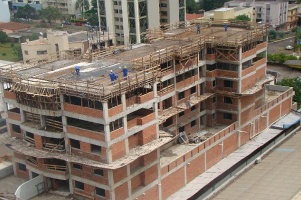 Prédio residencial em construção com estrutura de concreto e alvenaria de blocos cerâmicos