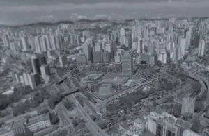 Vista aérea de área urbana densa com prédios residenciais e comerciais