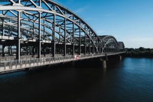Ponte em arcos de estrutura metálica sobre um rio, exemplo de grande obra de engenharia