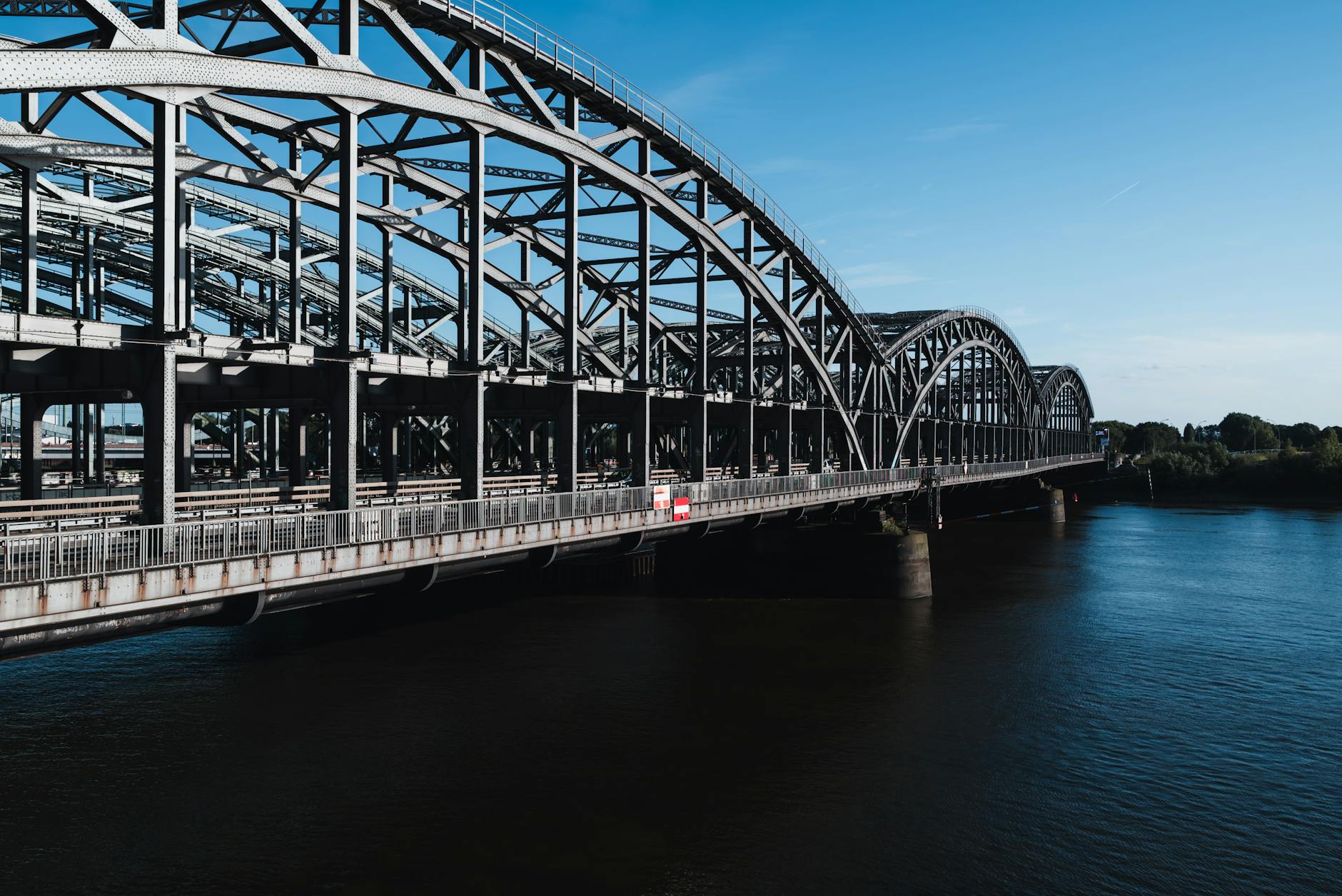 Ponte em arcos de estrutura metálica sobre um rio, exemplo de grande obra de engenharia