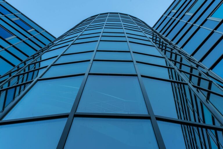 Como Garantir a Estanqueidade de Fachadas de Vidro em Prédios Comerciais? Guia Essencial